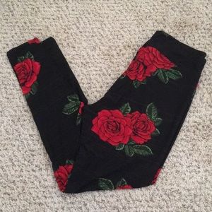 LuLaRoe Pants - NWT LuLaRoe TC Leggings Red Roses ๐น LuLaRoe Pants - NWT LuLaRoe TC Leggings Red Roses ๐น